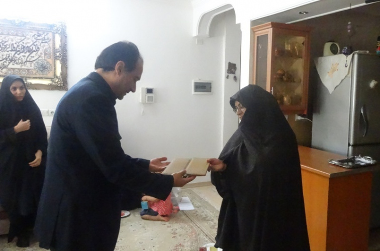 برنامه های  متنوع دانشگاه جامع علمی کاربردی قم در هفته دفاع مقدس/ تجلیل دکتر نادری از فرزندان شهدای مدافع حرم دانشگاه